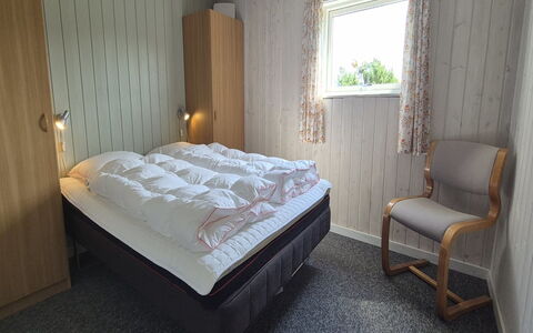 Vinny - 1Km from the Sea: Schlafzimmer, Holz, Bett, Flooring, Fussboden, Bettdecke, Interior Design, Bedding, Möbel, Bettrahmen