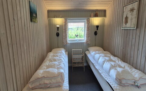 Vinny - 1Km from the Sea: Holz, Schlafzimmer, Bett, Bettdecke, Bedding, Fussboden, Bettrahmen, Möbel, Zimmer, Linens