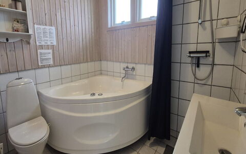 Vinny - 1Km from the Sea: Badezimmer, Armatur, Flooring, Fussboden, Interior Design, Badewanne, Toilette, Installation, Bad Sink, Zimmer