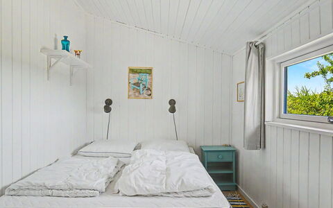 Aderice - 80M from the Sea: Holz, Schlafzimmer, Flooring, Fussboden, Bett, Interior Design, Decke, Bettdecke, Bedding, Bettrahmen
