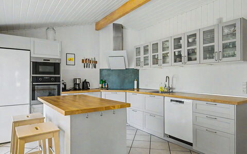 Aderice - 80M from the Sea: Küche, Küchengerät, Countertop, Major Appliance, Flooring, Cabinetry, Holz, Interior Design, Fussboden, Haushaltsgerät