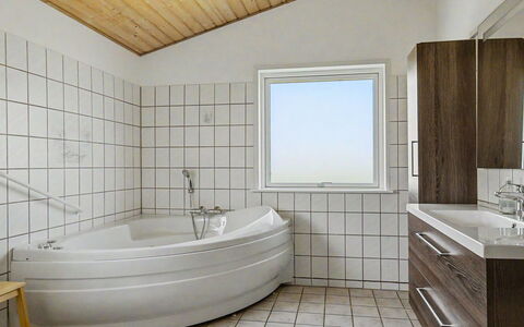 Aderice - 80M from the Sea: Flooring, Interior Design, Armatur, Fussboden, Badezimmer, Decke, Badewanne, Installation, Zapfhahn, Zimmer