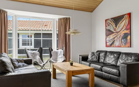 Askatla - 50M to the Fjord: Möbel, Interior Design, Flooring, Couch, Fussboden, Holz, Wohnzimmer, Decke, Holzboden, Zimmer