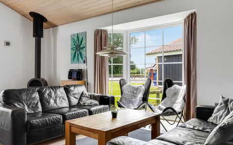 Askatla - 50M to the Fjord: Möbel, Interior Design, Holz, Flooring, Couch, Decke, Fussboden, Wohnzimmer, Zuhause, Holzboden