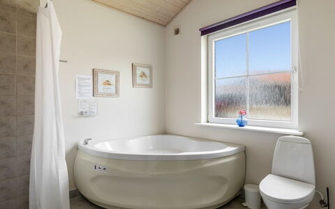 Askatla - 50M to the Fjord: Armatur, Badewanne, Badezimmer, Flooring, Fussboden, Interior Design, Installation, Decke, Zapfhahn, Zimmer
