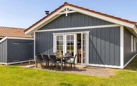 Askatla - 50M to the Fjord: Hütte, Abstellgleis, Gartenbauten, Estate, Schuppen, Veranda, Garten, Rasen, Landscaping, Bauernhaus