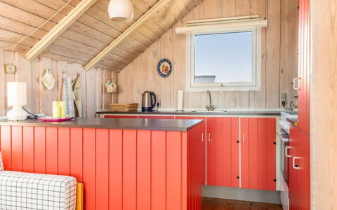 Eldmar - 500M from the Sea: Rot, Holz, Interior Design, Decke, Zuhause, Orange, Möbel, Zimmer, Küche, Holzbeize
