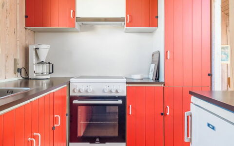 Eldmar - 500M from the Sea: Rot, Küche, Holz, Cabinetry, Major Appliance, Küchengerät, Schrank, Countertop, Interior Design, Flooring