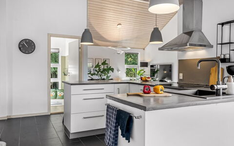 Ozrenka - from the Sea: Küche, Countertop, Möbel, Interior Design, Flooring, Küchengerät, Cabinetry, Light Fixture, Decke, Haushaltsgerät