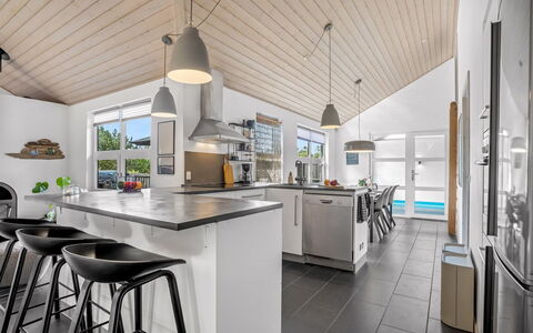 Ozrenka - from the Sea: Decke, Flooring, Interior Design, Küche, Countertop, Möbel, Fussboden, Küche & Esszimmer Tisch, Zuhause, Stuhl