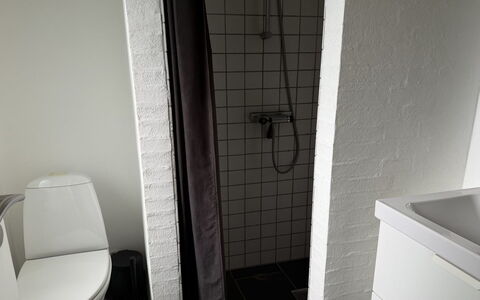 Ozrenka - from the Sea: Wand, Armatur, Badezimmer, Fussboden, Flooring, Toilette, Installation, Interior Design, Toilleten Sitz, Zimmer