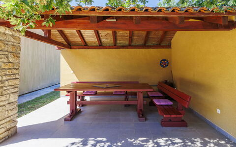 Erminia: Wohngebiet, Abstellgleis, Schiebefenster, Zaun, Balkon, Auffahrt, Home Fechten, Tor