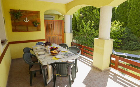 Times: Wohngebiet, Abstellgleis, Schiebefenster, Zaun, Balkon, Auffahrt, Home Fechten, Tor