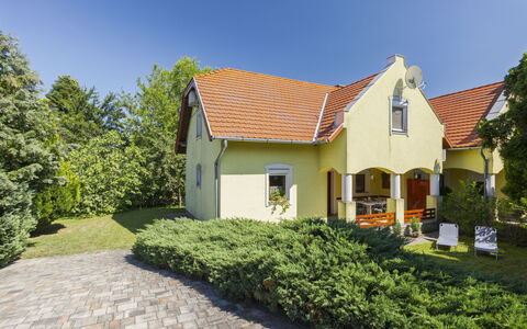 Times: Wohngebiet, Abstellgleis, Schiebefenster, Zaun, Balkon, Auffahrt, Home Fechten, Tor