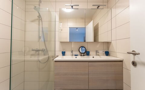 Cosy @ Sea: Badezimmer, Flooring, Interior Design, Wand, Armatur, Fussboden, Bad Sink, Badezimmerschrank, Sinken, Spiegel