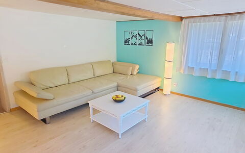 Ferienwohnung Enzian: Möbel, Flooring, Fussboden, Interior Design, Couch, Holz, Holzboden, Wohnzimmer, Tabelle, Zimmer
