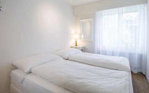 Casa Curnera 8: Bett, Interior Design, Schlafzimmer, Decke, Bettdecke, Bedding, Möbel, Fussboden, Zimmer, Bettrahmen