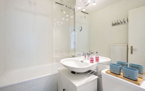 Casa Curnera 8: Badezimmer, Interior Design, Armatur, Wand, Flooring, Sinken, Bad Sink, Fussboden, Zapfhahn, Spiegel