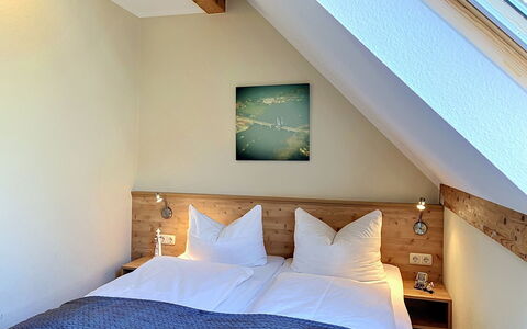 Tonis Strandidyll: Holz, Interior Design, Flooring, Fussboden, Schlafzimmer, Möbel, Zuhause, Bett, Hartholz, Bedding