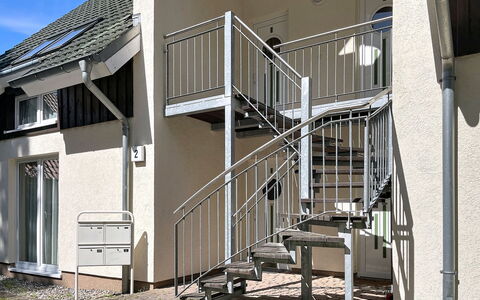 Tonis Strandidyll: Treppe, Geländer, Verbundwerkstoff, Baluster, Metall, Balkon, Stahl, Holzbeize, Hartholz
