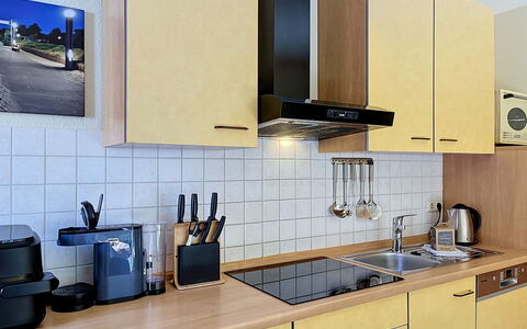Tonis Strandidyll: Küche, Küchengerät, Countertop, Major Appliance, Cabinetry, Spüle, Interior Design, Herd, Haushaltsgerät, Flooring