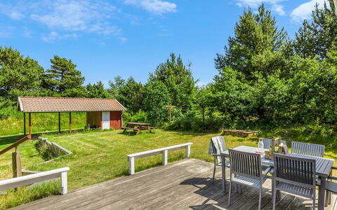 Oke - 1.2Km from the Sea: Strauch, Grundstueck, Hütte, Hartholz, Garten, Planke, Deck, Holzbeize, Landscaping, Garten