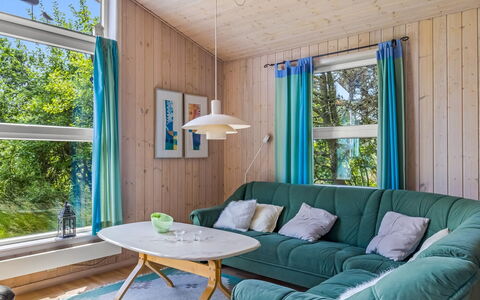 Oke - 1.2Km from the Sea: Holz, Interior Design, Flooring, Fussboden, Möbel, Decke, Zimmer, Holzboden, Wohnzimmer, Holzbeize