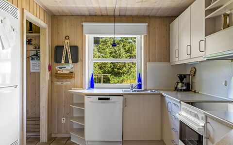 Oke - 1.2Km from the Sea: Holz, Küche, Flooring, Interior Design, Fussboden, Major Appliance, Countertop, Decke, Möbel, Zimmer