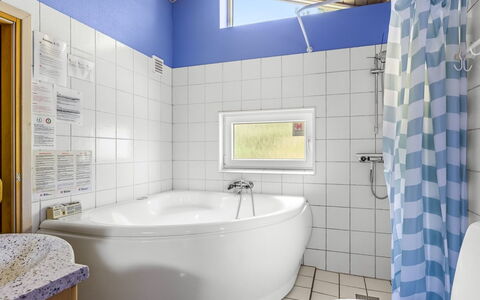 Oke - 1.2Km from the Sea: Badezimmer, Armatur, Badewanne, Flooring, Interior Design, Wand, Fussboden, Decke, Zapfhahn, Installation