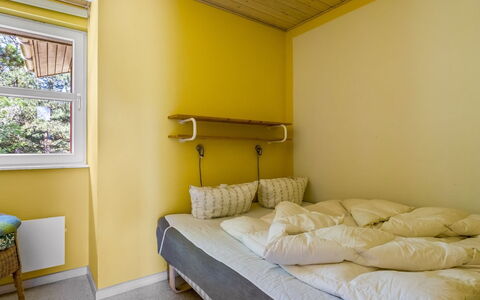 Oke - 1.2Km from the Sea: Bett, Interior Design, Wand, Schlafzimmer, Fussboden, Holz, Möbel, Bettdecke, Flooring, Gelb