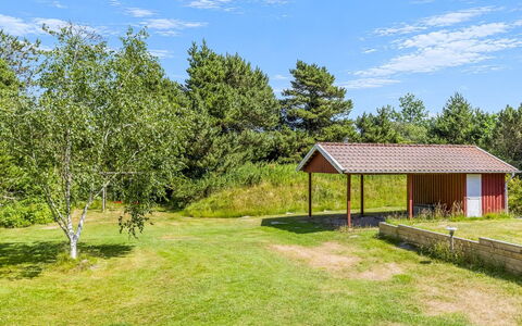 Oke - 1.2Km from the Sea: Gras, Strauch, Grundstueck, Hütte, Ländliches Gebiet, Garten, Ground, Gartenbauten, Schuppen, Wiese