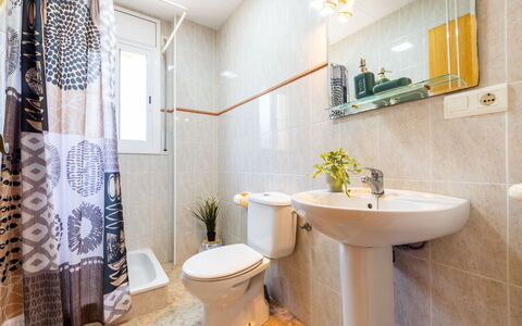 Lisa: Toilleten Sitz, Toilette, Badezimmer, Armatur, Flooring, Interior Design, Fussboden, Installation, Sinken, Bad Sink