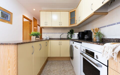 Lisa: Küche, Flooring, Interior Design, Countertop, Küchengerät, Möbel, Holz, Cabinetry, Major Appliance, Fussboden