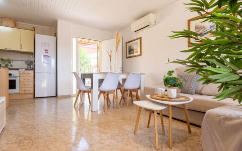 Lisa: Flooring, Interior Design, Fussboden, Holz, Decke, Möbel, Holzboden, Zimmer, Wohnzimmer, Holzbeize