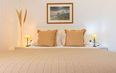 Lisa: Bett, Möbel, Bedding, Interior Design, Schlafzimmer, Bettdecke, Wand, Fussboden, Zimmer, Linens