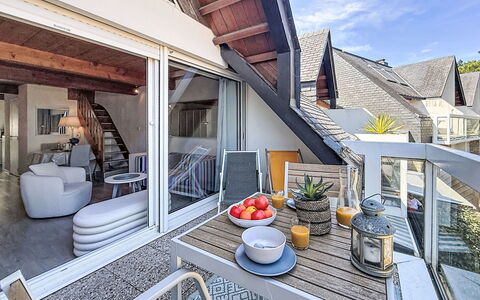 Les Terrasses du Port: Zuhause, Wohnung, Balkon, Stuhl, Resort, Zimmerpflanze, Hartholz, Villa, Eco Hotel, Blumentopf