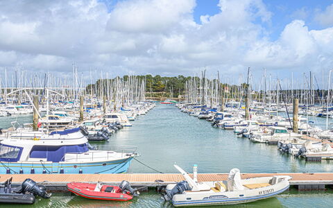 Les Terrasses du Port: Boot, Blau, Wasser, Yachthafen, Watercraft, Boote Und Boating - Geräte Und Materialien, Hafen, Mast, Hafen, Schiff