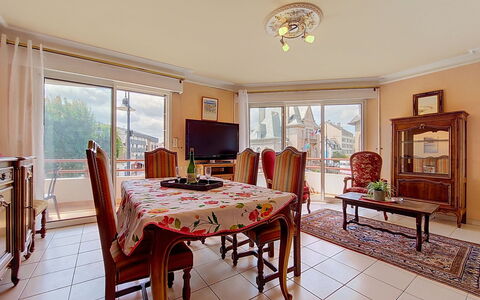 Hotel de Ville: Möbel, Küche & Esszimmer Tisch, Stuhl, Fussboden, Meer, Balkon, Ozean, Resort, Eco Hotel, Esszimmer