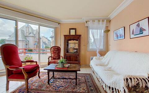 Hotel de Ville: Möbel, Küche & Esszimmer Tisch, Stuhl, Fussboden, Meer, Balkon, Ozean, Resort, Eco Hotel, Esszimmer