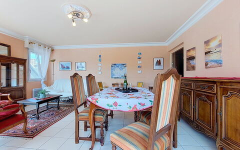 Hotel de Ville: Möbel, Küche & Esszimmer Tisch, Stuhl, Fussboden, Meer, Balkon, Ozean, Resort, Eco Hotel, Esszimmer