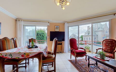 Hotel de Ville: Möbel, Küche & Esszimmer Tisch, Stuhl, Fussboden, Meer, Balkon, Ozean, Resort, Eco Hotel, Esszimmer
