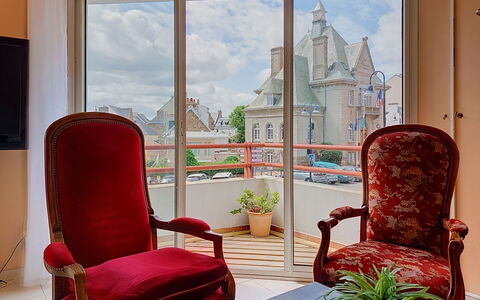 Hotel de Ville: Möbel, Küche & Esszimmer Tisch, Stuhl, Fussboden, Meer, Balkon, Ozean, Resort, Eco Hotel, Esszimmer