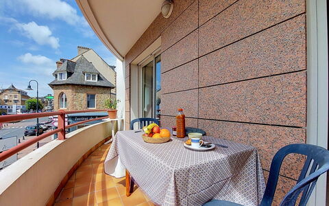 Hotel de Ville: Wohnung, Balkon, Holzbeize, Fliese