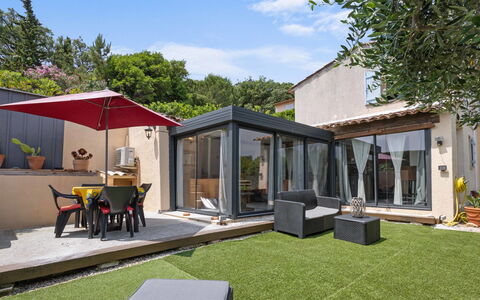 Hameau de Croisette Plage: Möbel, Küche & Esszimmer Tisch, Stuhl, Fussboden, Meer, Balkon, Ozean, Resort, Eco Hotel, Esszimmer
