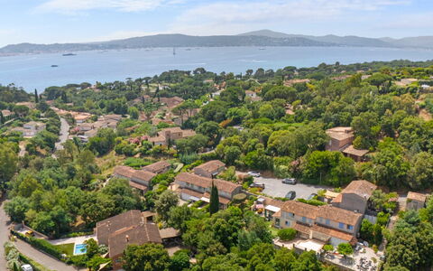 Hameau de Croisette Plage: Möbel, Küche & Esszimmer Tisch, Stuhl, Fussboden, Meer, Balkon, Ozean, Resort, Eco Hotel, Esszimmer