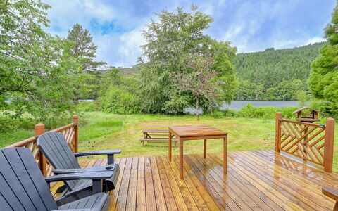 Loch Oich View (Lodge 6): Natur, Holz, Natürliche Landschaft, Landschaft, Hartholz, See, Naturschutzgebiet, Wald, Holzbeize, Deck