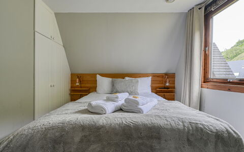 Loch Oich View (Lodge 6): Holz, Flooring, Fussboden, Schlafzimmer, Interior Design, Bett, Decke, Zuhause, Bettdecke, Bedding