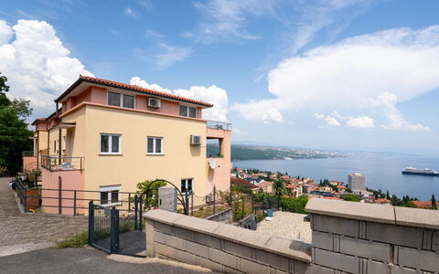 Judy: Möbel, Küche & Esszimmer Tisch, Stuhl, Fussboden, Meer, Balkon, Ozean, Resort, Eco Hotel, Esszimmer