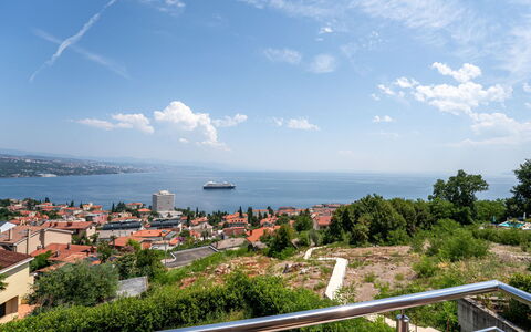 Judy: Möbel, Küche & Esszimmer Tisch, Stuhl, Fussboden, Meer, Balkon, Ozean, Resort, Eco Hotel, Esszimmer