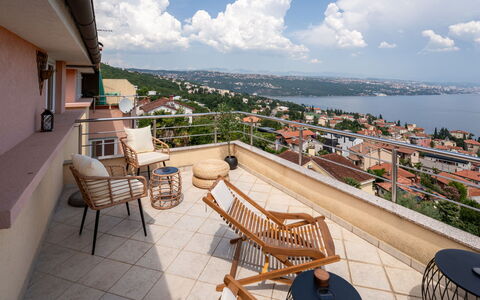 Judy: Möbel, Küche & Esszimmer Tisch, Stuhl, Fussboden, Meer, Balkon, Ozean, Resort, Eco Hotel, Esszimmer